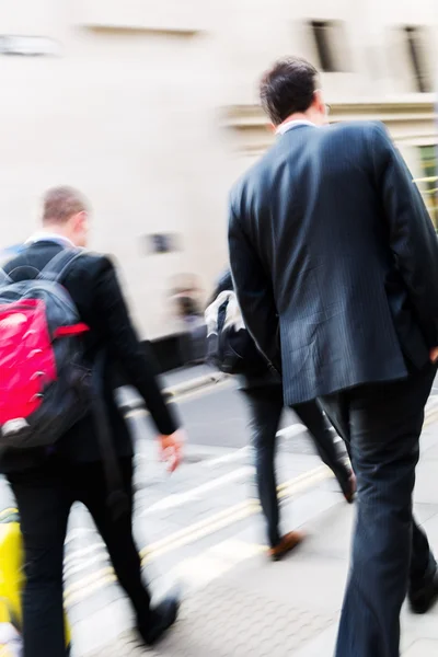 Uomini d'affari che camminano per strada — Foto Stock