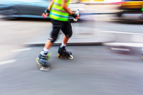 Roller sur une rue de la ville — Photo