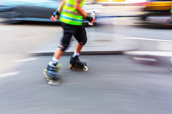 Rollerblader na ulici ve městě — Stock fotografie