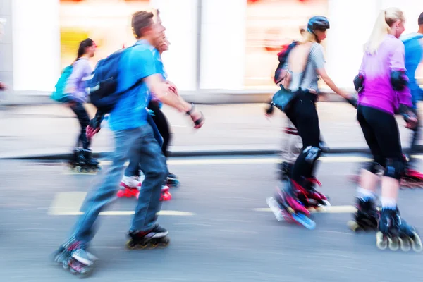 Personas patinando en una calle de la ciudad —  Fotos de Stock