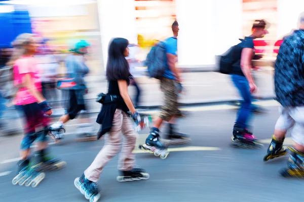 Rollerblading people on a city street — Stock Photo, Image