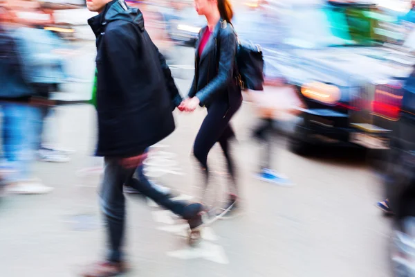 Verkeer scène met voetgangers en auto in motion blur — Stockfoto