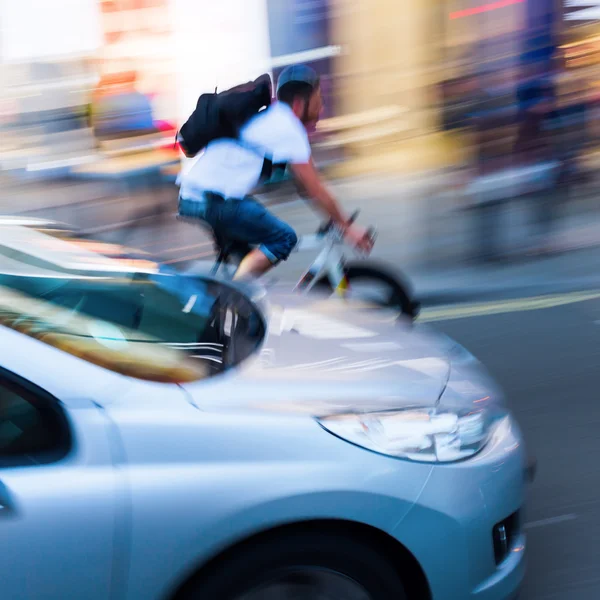 De beweging van de fietser en auto in vervagen — Stockfoto