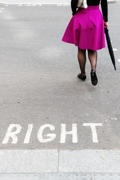 Vrouw met roze rok op straat — Stockfoto