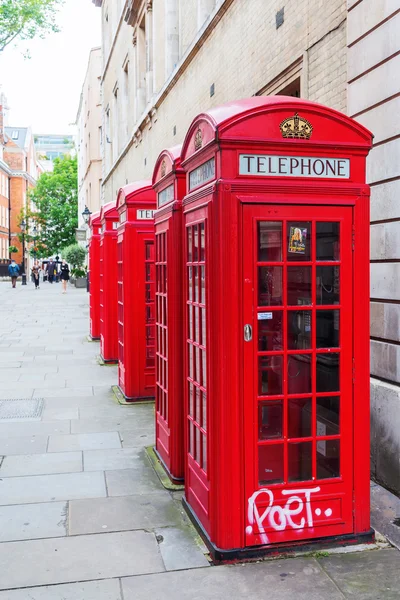 Traditionell röd telefon lådor i London — Stockfoto