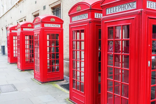 Londra'nın geleneksel kırmızı telefon kutuları — Stok fotoğraf