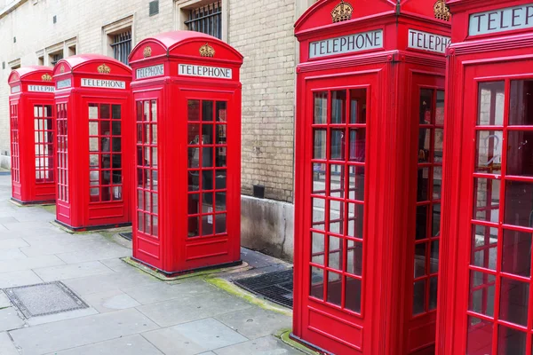 Traditionell röd telefon lådor i London — Stockfoto