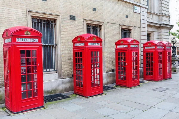 Londra'nın geleneksel kırmızı telefon kutuları — Stok fotoğraf