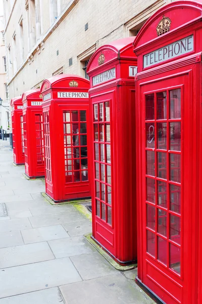 Cabinas telefónicas rojas tradicionales en Londres —  Fotos de Stock