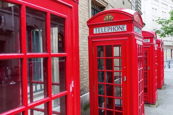 Londra'nın geleneksel kırmızı telefon kutuları — Stok fotoğraf