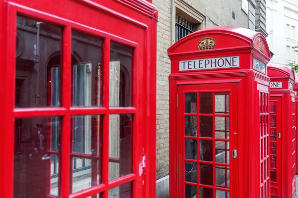 Hagyományos piros telefonfülkék Londonban — Stock Fotó