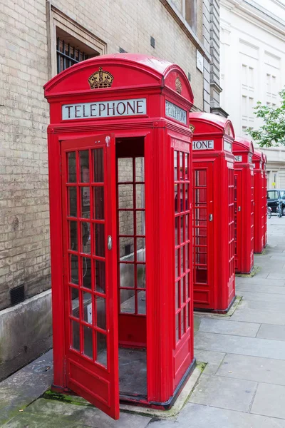 Londra'nın geleneksel kırmızı telefon kutuları — Stok fotoğraf