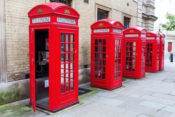 Cabinas telefónicas rojas tradicionales en Londres —  Fotos de Stock
