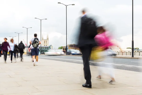 Viajeros caminando por la ciudad — Foto de Stock