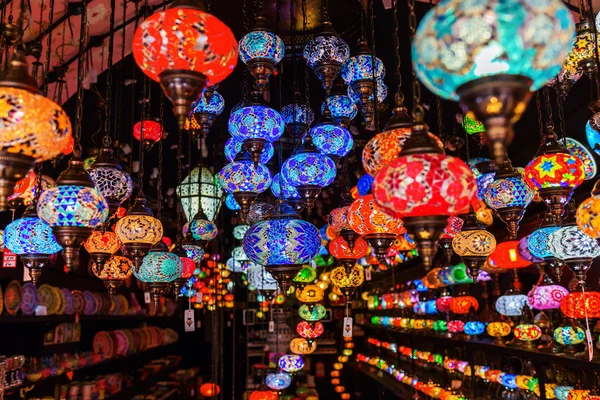 Hermosas lámparas árabes en un bazar —  Fotos de Stock