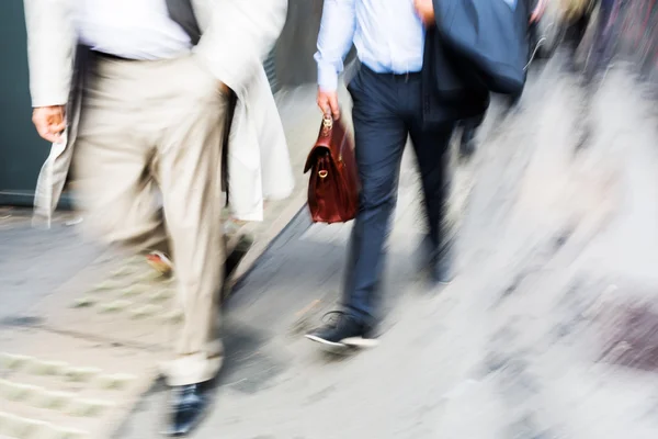 Hombres de negocios caminando por la ciudad — Foto de Stock