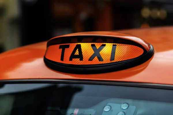 Belysta taxi tecken på London taxi — Stockfoto