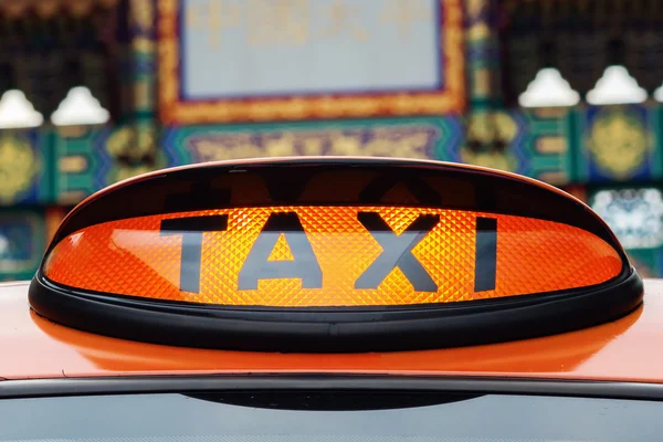 Beleuchtetes Taxischild eines Londoner Taxis — Stockfoto