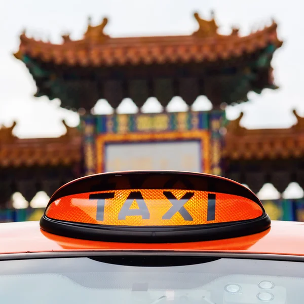 Znak Taxi Taxi Londyn przed bramą Chinatown w Londynie — Zdjęcie stockowe