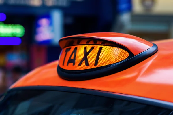 Belysta taxi tecken på London taxi — Stockfoto