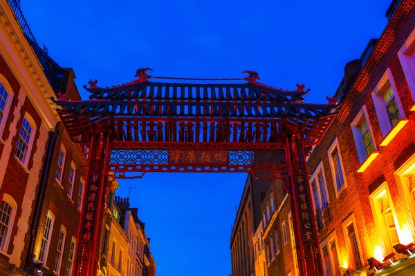 Portão de Chinatown em Londres, Reino Unido, à noite — Fotografia de Stock