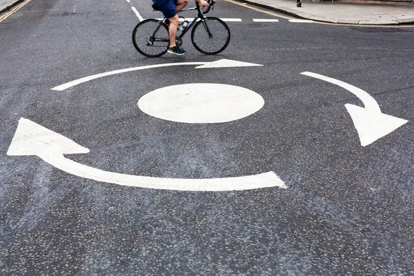 Rotonda marcatura sulla strada — Foto Stock