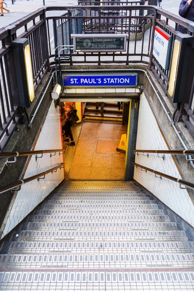 Wejście stacji metra w Londynie — Zdjęcie stockowe