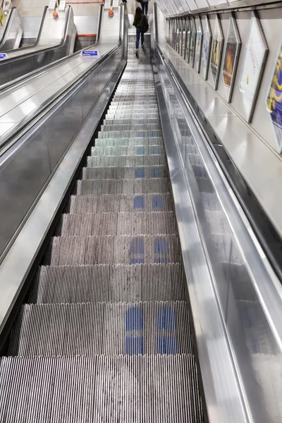 到地铁站的自动扶梯 — 图库照片