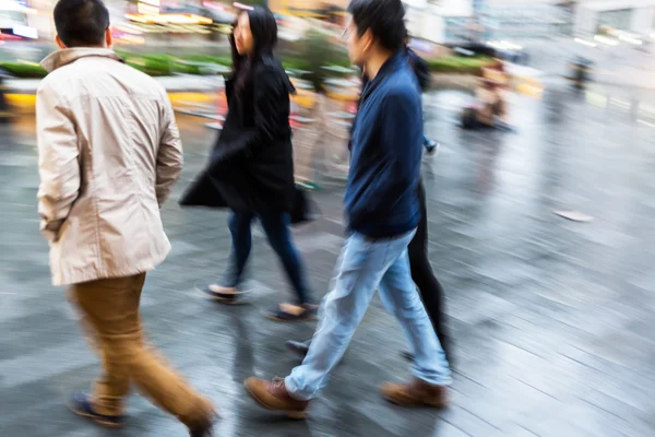 Människor promenader i staden — Stockfoto