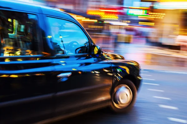 Londoner Taxi im Nachtverkehr — Stockfoto