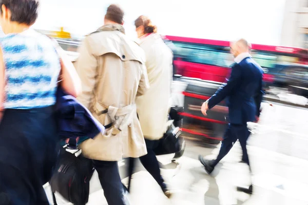 Commuters kalabalık saatte yürüyüş — Stok fotoğraf