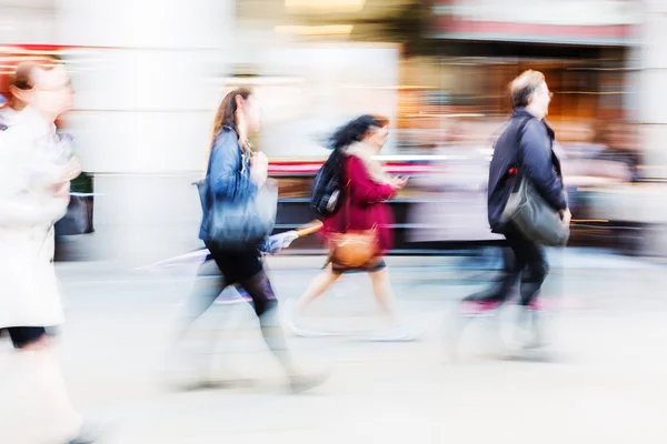 Commuters kalabalık saatte yürüyüş — Stok fotoğraf