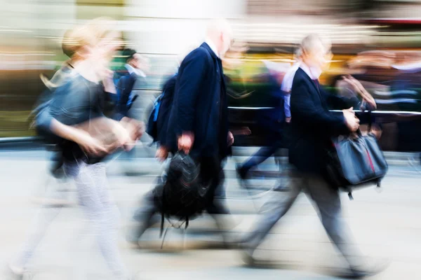 Commuters kalabalık saatte yürüyüş — Stok fotoğraf