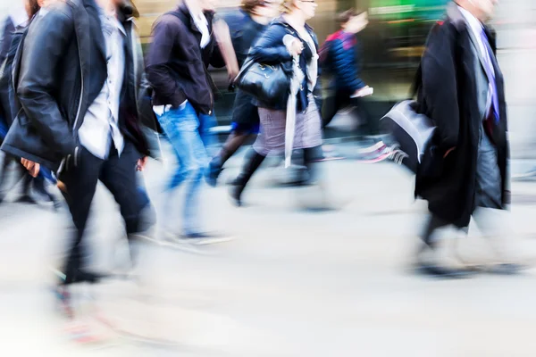 Promenerar pendlare i rusningstid — Stockfoto