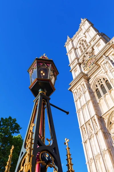 Lâmpada de rua velha na frente da famosa Abadia de Westminster — Fotografia de Stock