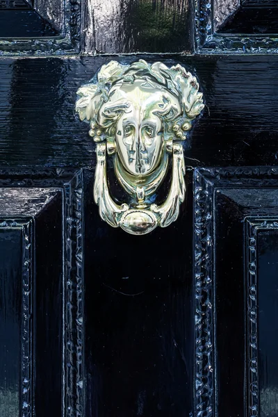 Old doorknocker at a door in London, UK — Stock Photo, Image