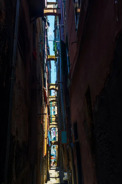 Callejón estrecho en Vernazza, Cinque Terre, Italia — Foto de Stock