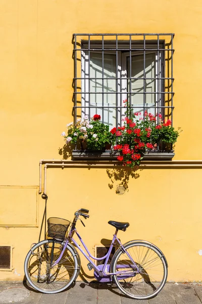 Venster van een mediterrane huis met fiets — Stockfoto