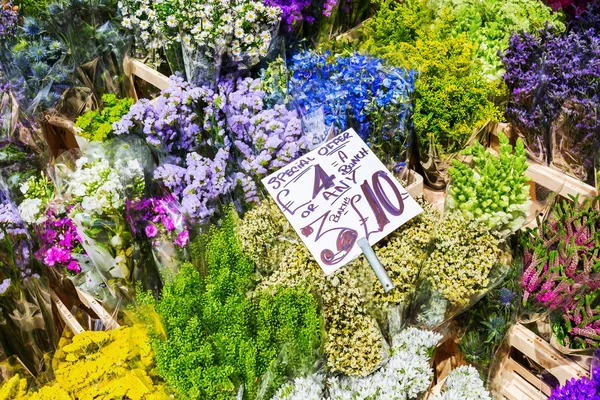 Flores en un mercado de flores — Foto de Stock