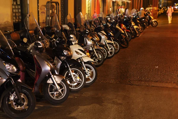 Rij van scooters geparkeerd langs een weg in Florence, Italië — Stockfoto