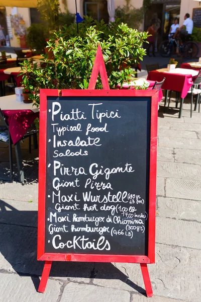 Menu board em um restaurante italiano em uma cidade italiana — Fotografia de Stock