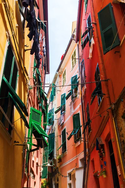 Úzká ulička ve Vernazze, Cinque Terre, Itálie — Stock fotografie
