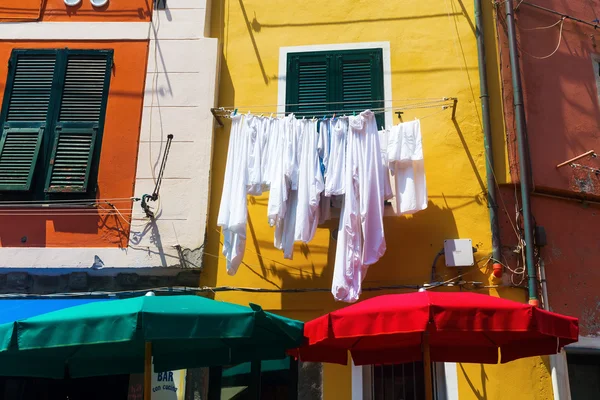 Colorida fachada de la casa con tendedero en Vernazza, Cinque Terre, Italia —  Fotos de Stock