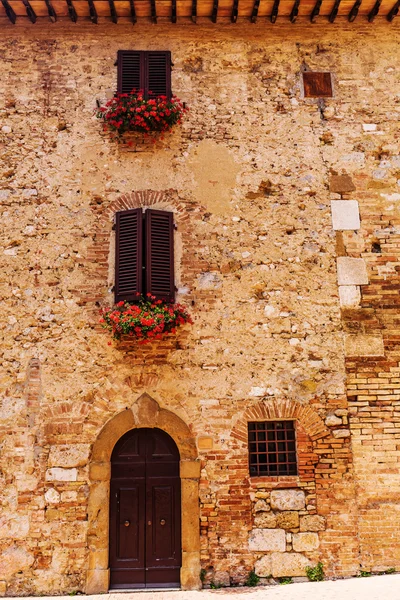 House facade in San Gimignano, Italy — Stock Photo, Image