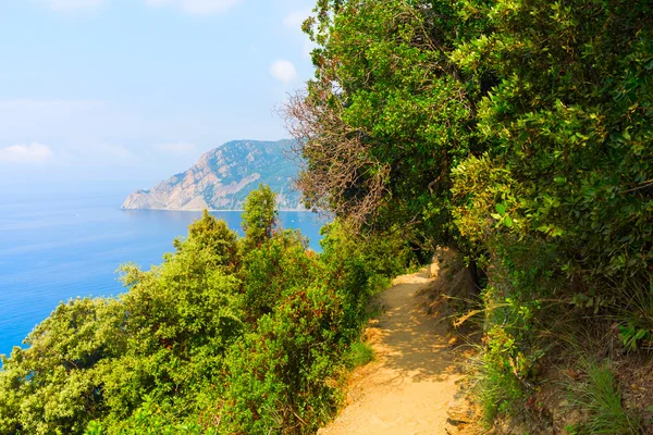 Coastal hiking trail in the Cinque Terre, Italy — Stock Photo, Image