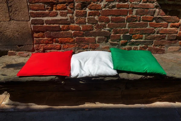 Três travesseiros na cor da bandeira nacional italiana — Fotografia de Stock