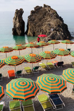Monterosso al Mare 'deki kumsal sahnesi, Cinque Terre, İtalya