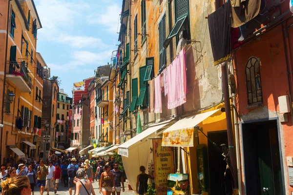 Уличная сцена в Vernazza, Cinque Terre, Italy — стоковое фото