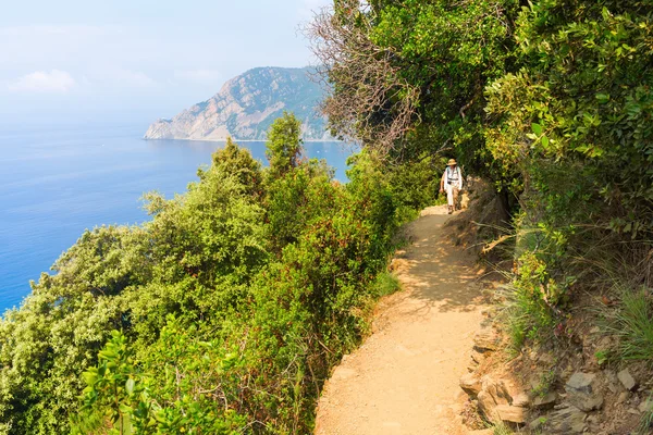 Coastal hiking trail in Monterosso, Cinque Terre, Italy — Stock Photo, Image