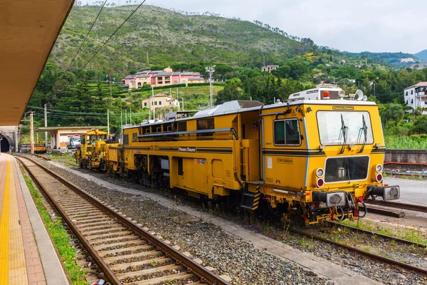 Antieke trein bij het treinstation in Monterosso al Mare, Cinque Terre, Italië — Stockfoto